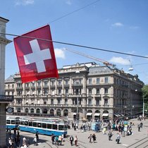 Paradeplatz in Zürich: Die beiden Grossbanken bestreiten die Hälfte des Betrags. (Bild: Keystone)