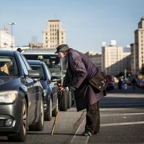 Ein Bettler in Europa. Die Kernfrage lautet: Kann man sich aus der Armut hocharbeiten?