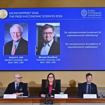 Robert E. Hall und Michael Woodford teilen sich den diesjährigen Nobelpreis für Wirtschaftswissenschaften.