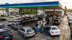 Stau beim Tanken. Wenn die Nachfrage das Angebot übersteigt.