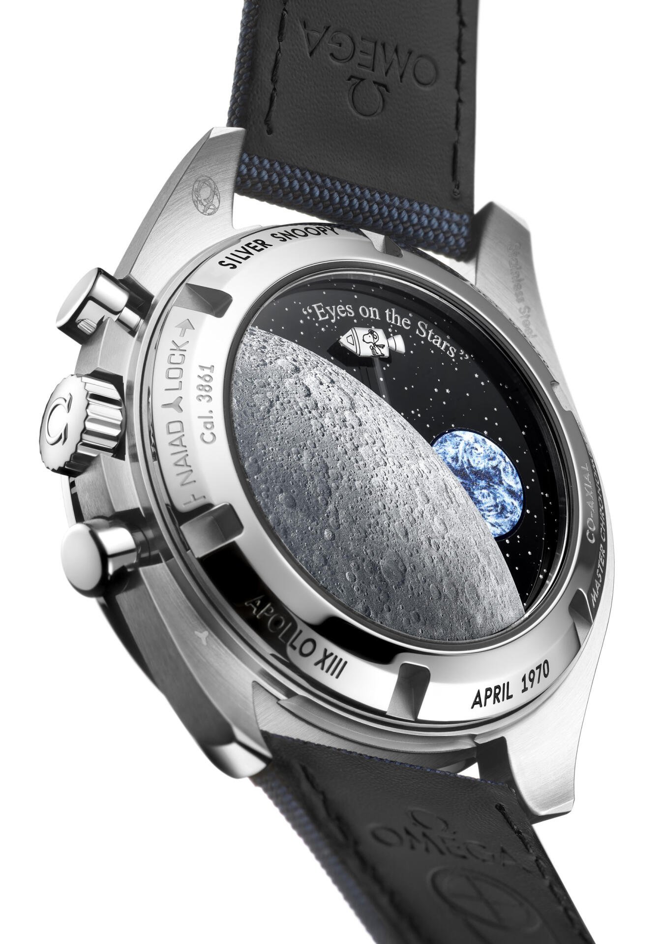 Auf der Rückseite der Omega Speedmaster Silver Snoopy Award umkreist ein kleines Apollo-Raumschiff den Mond.