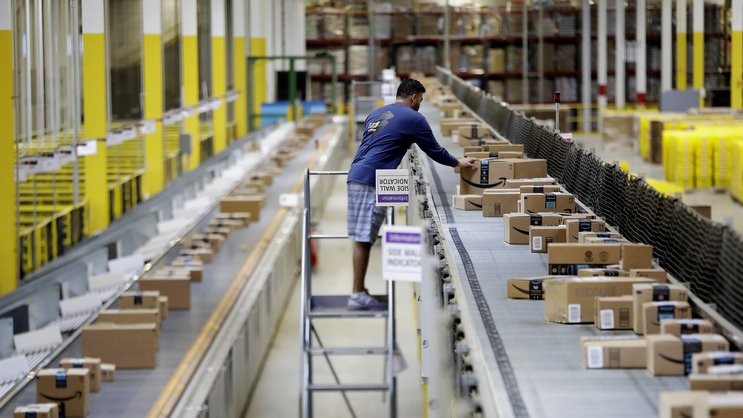 Amazon-Angestellter: Die Aktien des US-Konzerns bergen eine Gefahr für Anleger und Anlegerinnen.