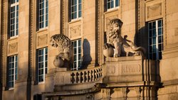 Mit Löwenfiguren ausgerüstet: Der Hauptsitz der Swiss Re in Zürich.