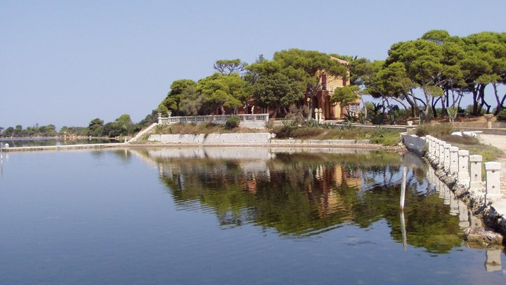 Ist es die renovierungsbedürftige Villa? Oder das seichte Wasser?