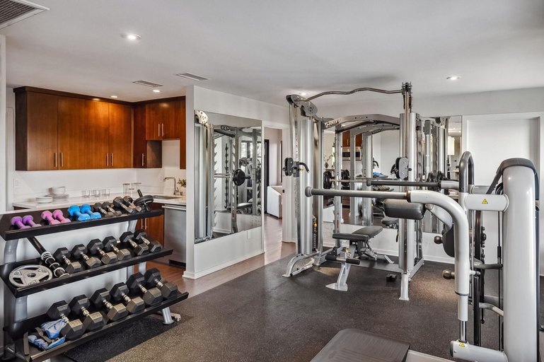Zum Inventar der Villa gehört neben einem Pool, einer Feuerstelle und einem luxuriösen Ankleidebereich auch ein eigenes Fitnessstudio.