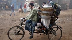 Menschen auf einer Rickscha: Kuoni bietet neu Studienreisen nach Bangladesch.  Keystone