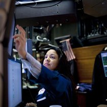 Eine Händlerin prüft ihren Monitor auf dem Parkett der New York Stock Exchange.
