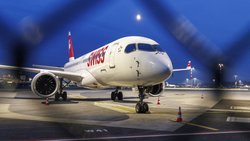 Ein Airbus A220-300 der Swiss ist in der Zone West des Flughafen Zürich geparkt.