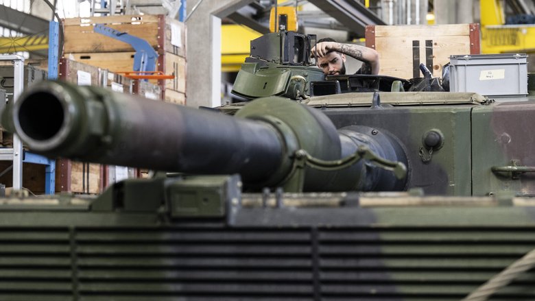Panzerturm vom Typ Leopard 2 in einer Wartungshalle der RUAG in Thun: Der Rüstungskonzern will sparen. 