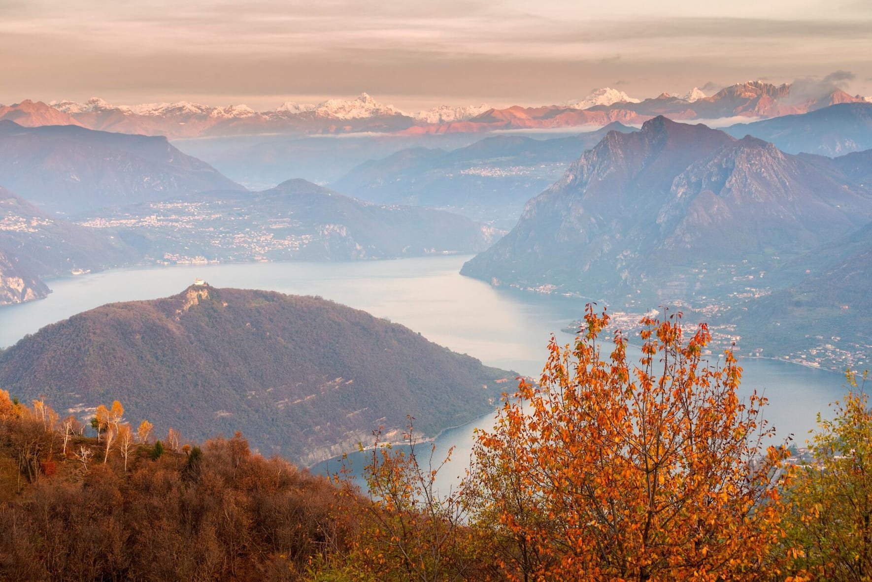 Vom Südufer des Lago d'Iseo bis nach Brescia erstreckt sich die Franciacorta. In den letzten 15 Jahren legten Absatz und Export des flaschenvergorenen Spumante kontinuierlich zu.