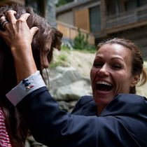 Karina Berger mit einer Teilnehmer an der Miss-Schweiz-Wahl 2011. (Bild: Keystone)