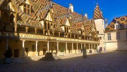 Das berühmte Hôtel-Dieu, einst ein Hospiz für die Armen, heute die touristische Sehenswürdigkeit schlechthin in Beaune und Ort der alljährlich stattfindenden Weinauktion.