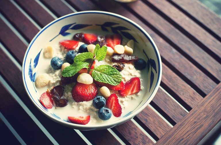 Heute gibt es verschiedene Variationen des Birchermüsli, Erdbeeren und Co. fanden in der Ursprungsform keinen Platz.