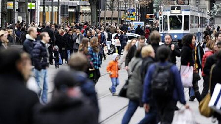 87 Prozent der Flächen an der Zürcher Bahnhofstrasse werden von Ladenketten gemietet. (Bild: Keystone)