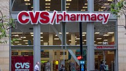 CVS: Will mit dem Deal die steigenden Gesundheitsausgaben durch günstigere medizinische Dienste in Apotheken abfedern.