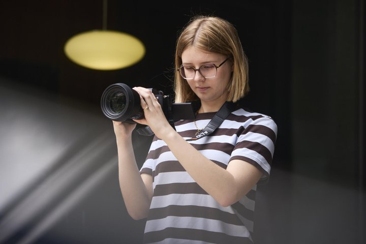Fotografieren und Filmen gehören zu Tinas Berufsbild – die Bilder verwendet sie für Social-Media-Kampagnen, aber auch für Websites, Screens und weitere Kommunikationsmittel.