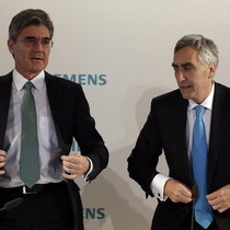 Sulzer-Präsident Peter Löscher (l.) unterliegt Siemens-Chef Joe Kaeser bei Dresser-Rand.Keystone