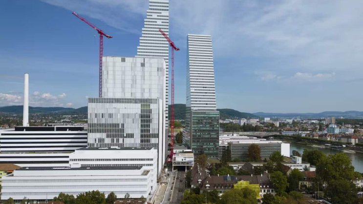 Das Verwaltungsgebäude B52 (in der Bildmitte) vor dem einiges höheren Rocheturm Bau 1. (Archivbild)
