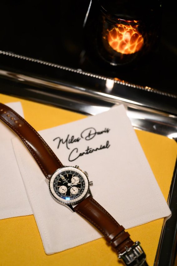 Die&nbsp;Navitimer B09 Chronograph 41 Miles Davis.