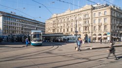Nach dem Verkauf der meisten selbst gehaltenen Immobilien sind nur noch wenige Gebäude im Besitz der Bank. Ein Verkauf des Hauptsitzes am Paradeplatz (Bild) gilt als Tabu.