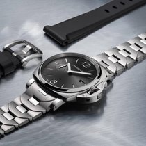 Das neue Metallarmband verleiht der Uhr neue Klasse.