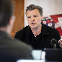 Alfred Gantner, Unternehmer, Mitglied des Initiativkomitees, spricht waehrend einer Medienkonferenz des Komitees der Kompass-Initiative zu Zwischenstand der Sammelphase und geplanten weiteren Schritten, am Dienstag, 29. April 2025 in Bern. (KEYSTONE/Anthony Anex)