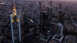 Frankfurt am Main: Hauptsitz der grossen deutschen Banken wie Commerzbank (l.) und Deutsche Bank (r. Bildmitte).