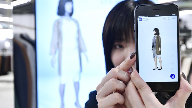 Eine Frau in Japan entwickelt ihren eigenen Avatar für das Shopping beim Retailer Uniqlo.