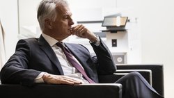 Sergio Ermotti, CEO der Grossbank UBS, wartet auf seine Anhoerung durch die Kommission fuer Wirtschaft und Abgaben des Nationalrats WAK-N, zur Revision des Bankengesetzes und den Anforderungen an die Eigenmittel der Banken, am Montag, 26. Oktober 2026 im Bundeshaus in Bern. (KEYSTONE/Alessandro della Valle)