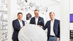 Brainees: Pascal Kaufmann, Oliver Muhr und Marc Vontobel (v.l.) vor einem stilisierten Gehirn, dem Markenzeichen von Starmind.