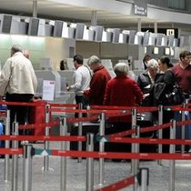 Passagiere am Ticketschalter des Flughafens Zürich. (Bild: Keystone)