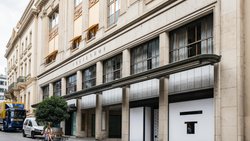 Links Bally, rechts Louis Vuitton: Die beiden Luxusmarken haben sich an der Basler Freien Strasse eine Adresse geteilt.