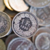 Der Euro hat am Dienstag zum Franken den tiefsten Stand der Geschichte erreicht.
