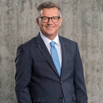 Michael Frank Der 59-Jährige ist seit elf Jahren Direktor des Verbands der Schweizerischen Elektrizitätsunternehmen (VSE). Die über 400 Mitglieder produzieren mehr als 90 Prozent des Schweizer Stroms.
