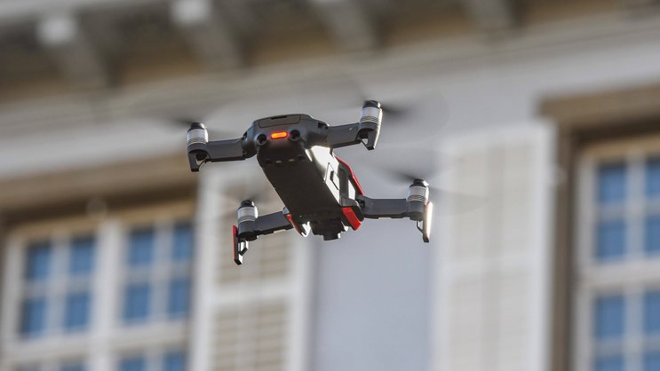 Schweizer Proptechs sind gut mit Kapital ausgestattet, wenn man sie mit ihren Pendants im Ausland vergleicht (im Bild: Roboter an einer Hauswand, Symbolbild).