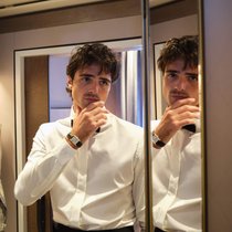 Der australische Schauspieler Jacob Elordi mit einer Tank Louis Cartier.