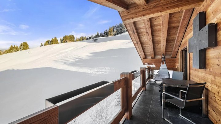 Die modernen Chalets liegen direkt am Pistenrand.
