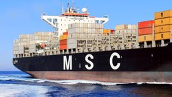 Ob Jeans aus der Türkei, Smartphones aus China oder Veloteile aus Taiwan – sie alle reisen im Container über die Meere: Schiffsentladung im Hafen von Rotterdam.