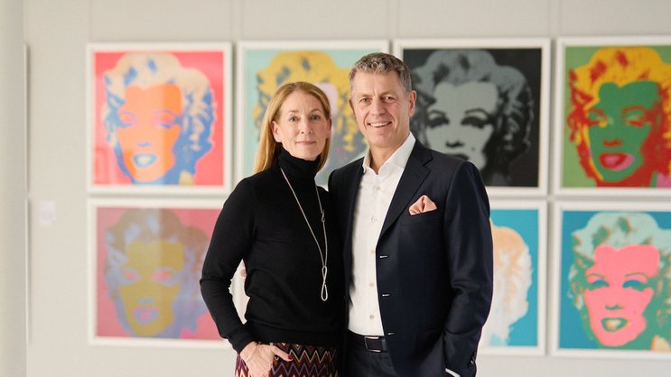 Gudrun und Robert Ketterer vor einem Werk von Andy Warhol, das im Dezember 2025 für 4.488.000 Euro versteigert wurde