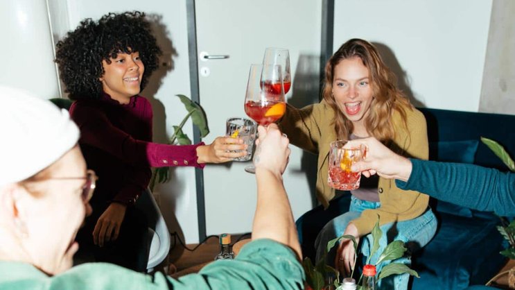 Bewusstes Trinken: Die gesundheitsbewusste Gen Z und die Millennials feiern auch gerne ohne Alkohol.