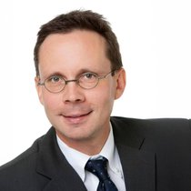 Der St. Galler Richter Christian Winiger stellt sich mit dem Verbot der AT-1-Abschreibungen frontal gegen Finma-Präsidentin Marlene Amstad und Finanzministerin Karin Keller-Sutter.