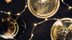 Es prickelt in den Gläsern: Champagner ist das klassische Getränk für Feste und Feiern. Das leise Prickeln sorgt für den edlen Auftritt.