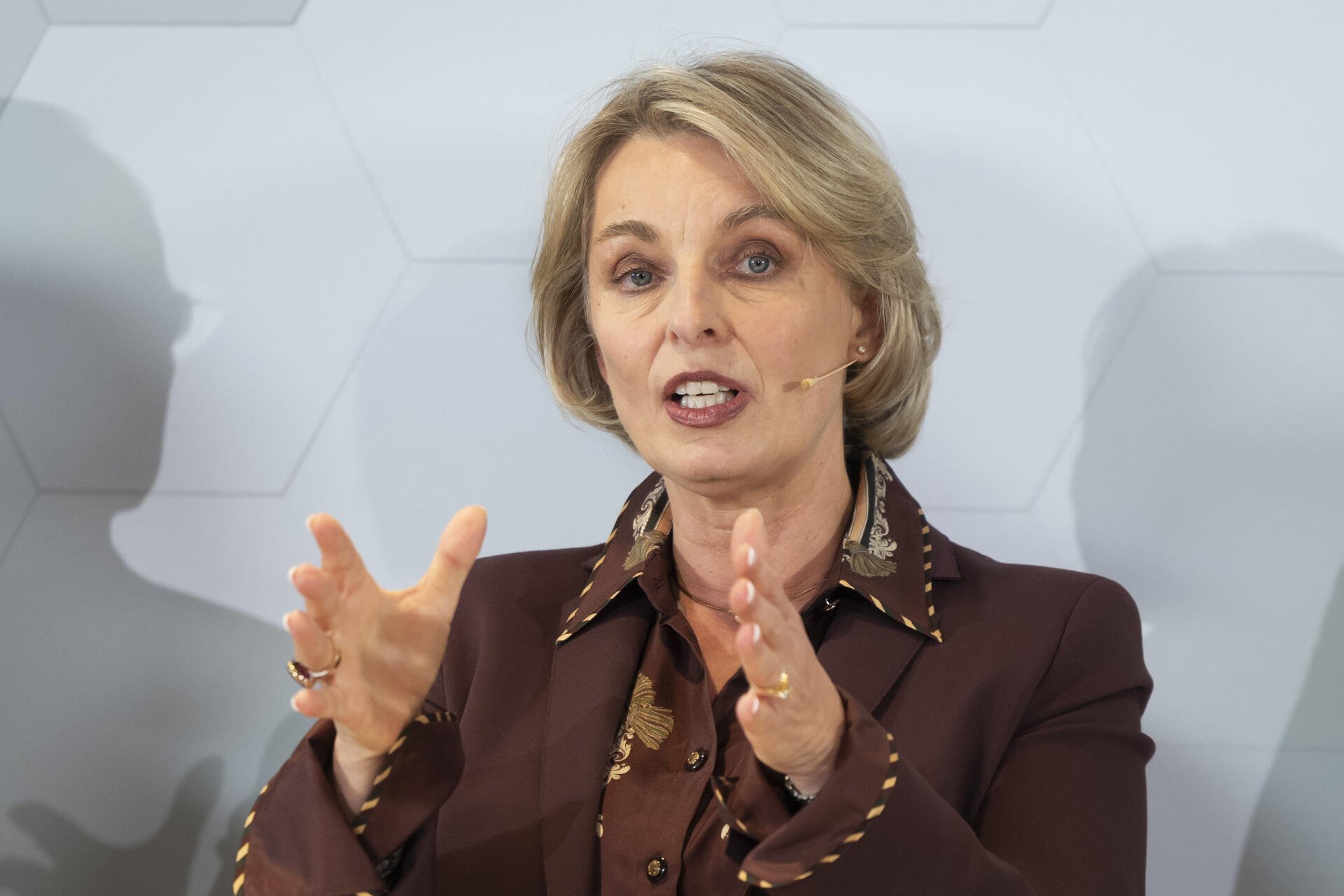 Ursula Nold, Praesidentin Verwaltung Migros-Genosschenschafts-Bund, spricht waehrend einer Medienkonferenz der Migros, am Montag, 26. Oktober 2026 in Bern. Die Migros gibt bekannt, dass die 11 Migros Genossenschaften von einer Gruppengenossenschaft abegloest werden. (KEYSTONE/Peter Klaunzer)