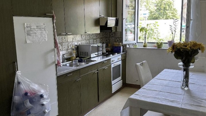 Ein Blick in eine der Wohnungen: Im Haus sind Sanierungsarbeiten erforderlich.