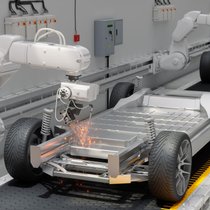 Montage eines E-Autos durch einen Roboter.