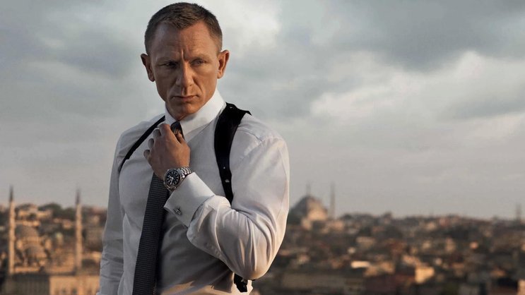 Daniel Craig als James Bond mit der Omega Seamaster am Handgelenk.