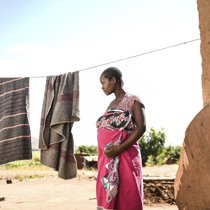 Malawi: Viele Mütter werden im Kindesalter verheiratet, brechen die Schule ab, sind Gewalt und Krankheiten ausgeliefert.