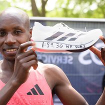 Dieses Bild geht um die Welt: Sabastian Sawe nach dem London Marathon.