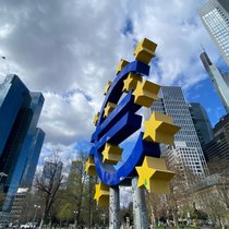 Euro-Skulptur vor dem ehemaligen Sitz der Europäischen Zentralbank in Frankfurt.