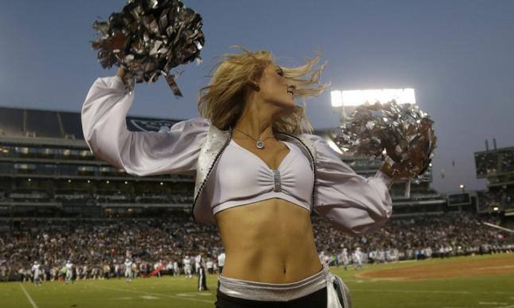 cheerleader-08-raiders.jpg